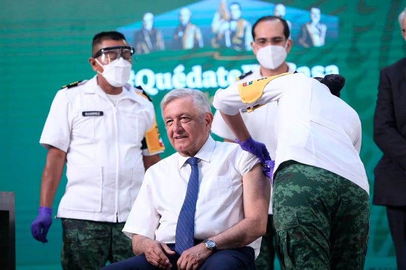 AMLO recibiendo la vacuna antiCOVID-19