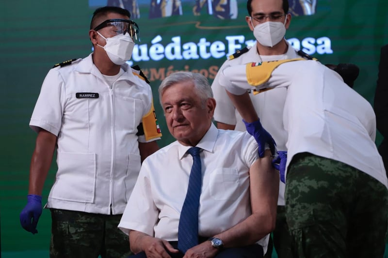 AMLO recibiendo la vacuna antiCOVID-19