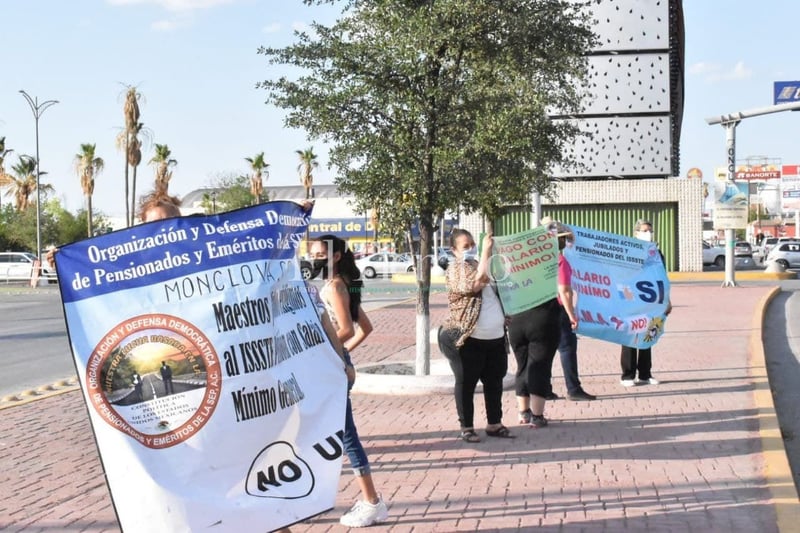 Profesores jubilados y pensionados protestan nuevamente en Monclova por pagos en UMA