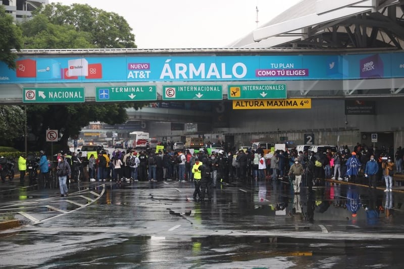 Bloqueo de padres de niños con cáncer en el AICM