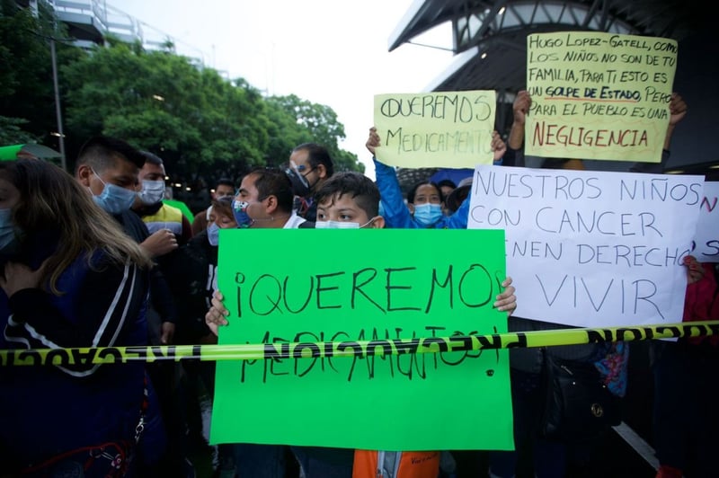 Bloqueo de padres de niños con cáncer en el AICM