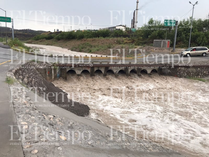 Fuerte lluvia está azotando la colonia Las Flores de Monclova