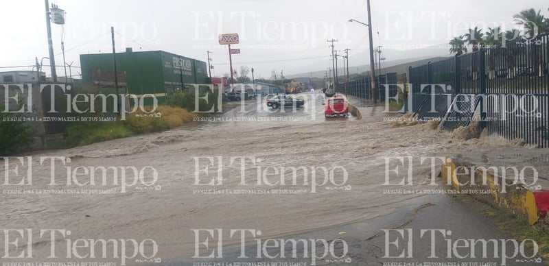 Fuerte lluvia está azotando la colonia Las Flores de Monclova