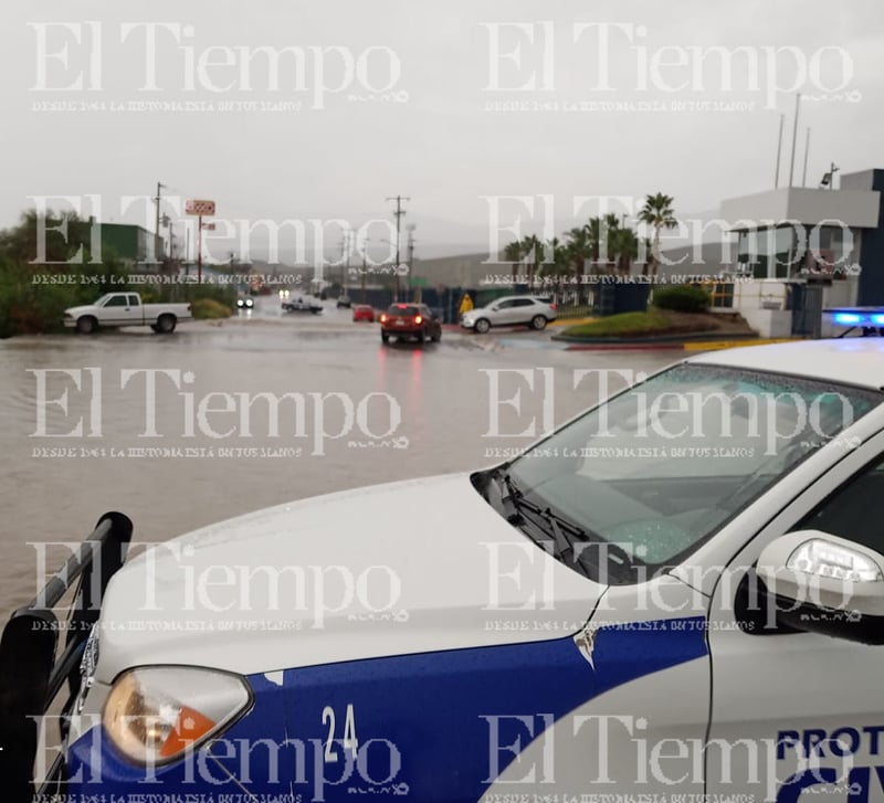 Fuerte lluvia está azotando la colonia Las Flores de Monclova