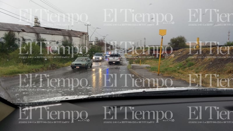 Fuerte lluvia está azotando la colonia Las Flores de Monclova