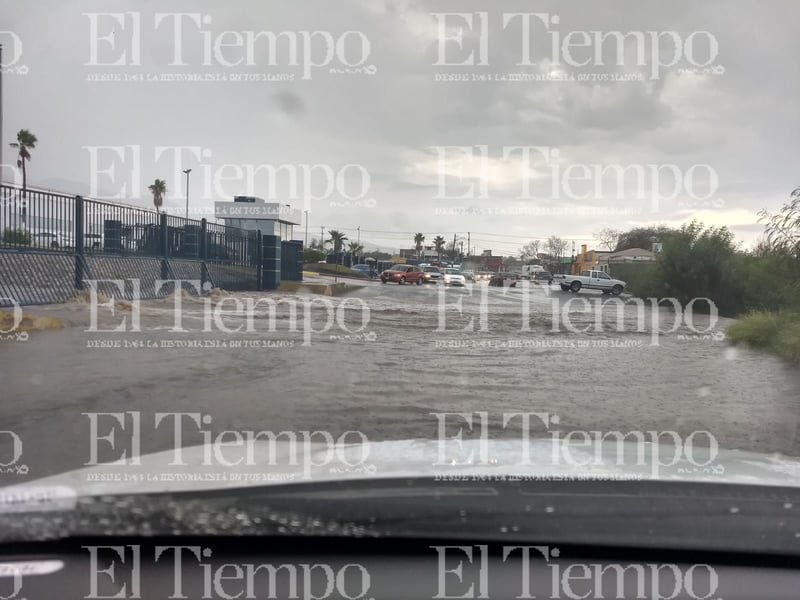 Fuerte lluvia está azotando la colonia Las Flores de Monclova