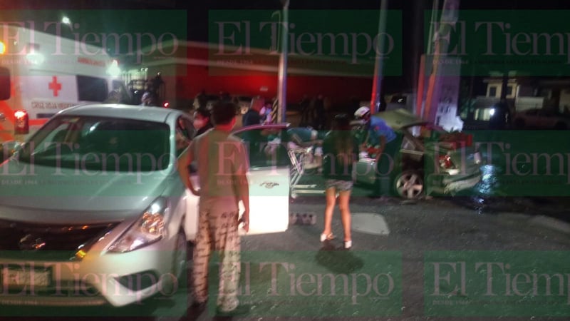 Automovilista esperaba la luz verde del semáforo y le chocan en Monclova