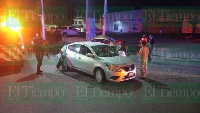 Automovilista esperaba la luz verde del semáforo y le chocan en Monclova