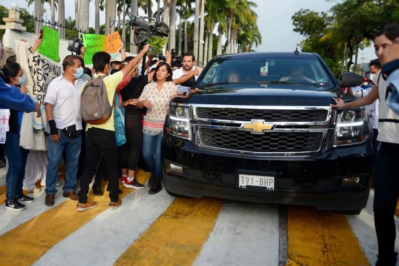 Maestros realizan manifestación e impiden conferencia de AMLO