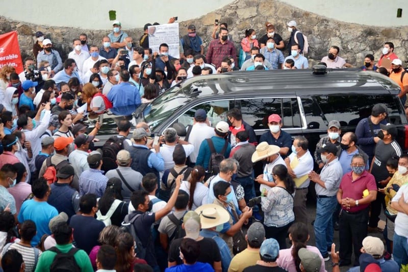 Maestros realizan manifestación e impiden conferencia de AMLO