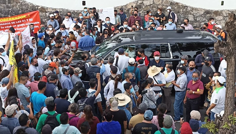 Maestros realizan manifestación e impiden conferencia de AMLO