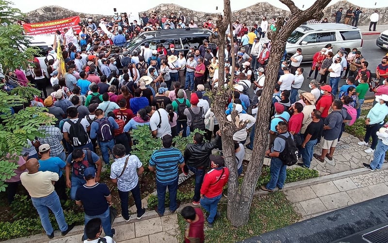 Maestros realizan manifestación e impiden conferencia de AMLO