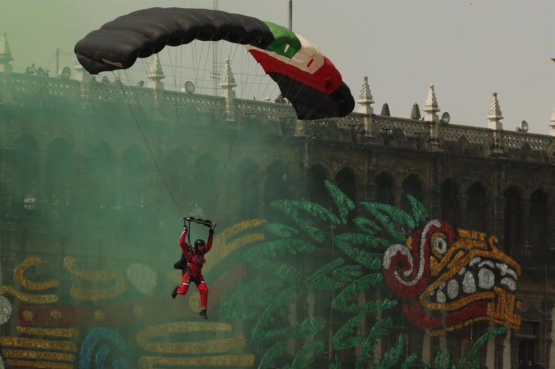 AMLO y presidente de Cuba encabezan desfile por el Día de la Independencia de México