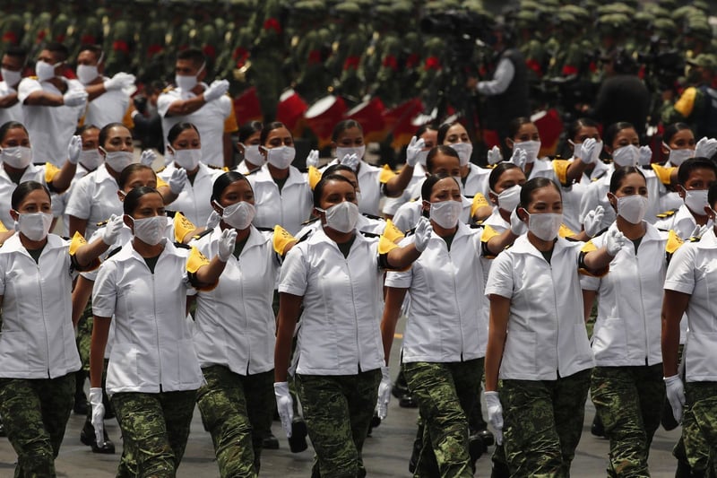 AMLO y presidente de Cuba encabezan desfile por el Día de la Independencia de México