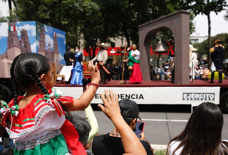 AMLO y presidente de Cuba encabezan desfile por el Día de la Independencia de México