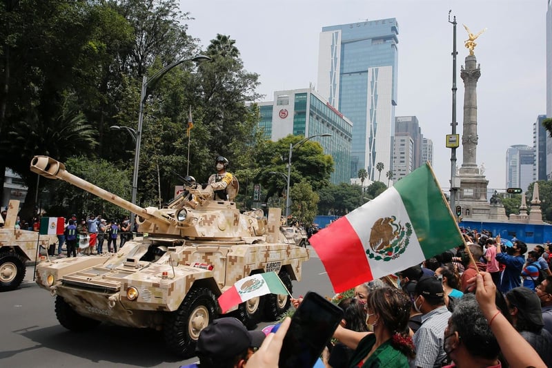 AMLO y presidente de Cuba encabezan desfile por el Día de la Independencia de México