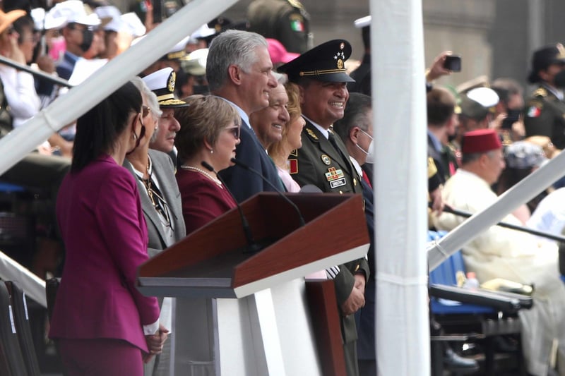 AMLO y presidente de Cuba encabezan desfile por el Día de la Independencia de México