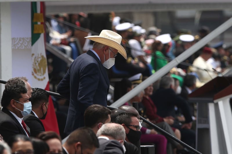 AMLO y presidente de Cuba encabezan desfile por el Día de la Independencia de México