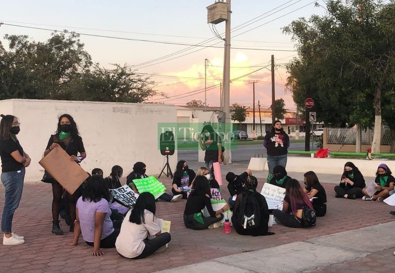 Feministas protestan pacíficamente en la Plaza del Magisterio en Monclova