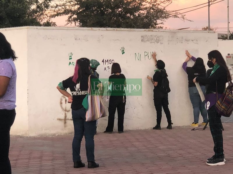 Feministas protestan pacíficamente en la Plaza del Magisterio en Monclova