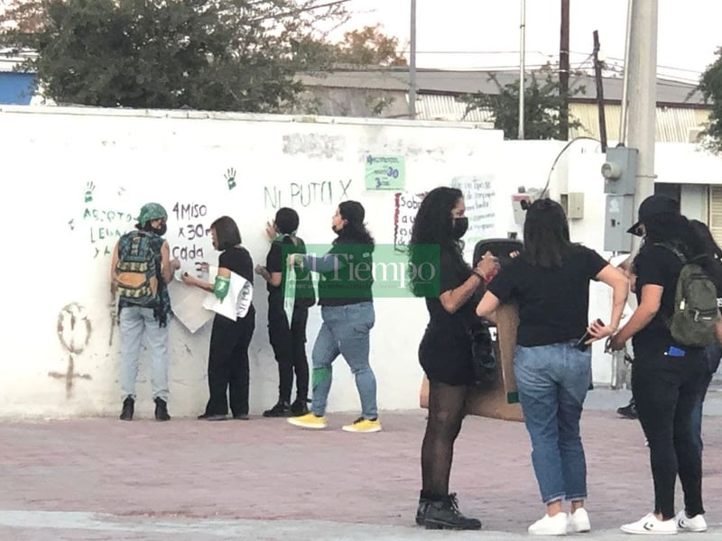 Feministas protestan pacíficamente en la Plaza del Magisterio en Monclova