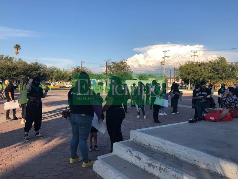 Feministas protestan pacíficamente en la Plaza del Magisterio en Monclova