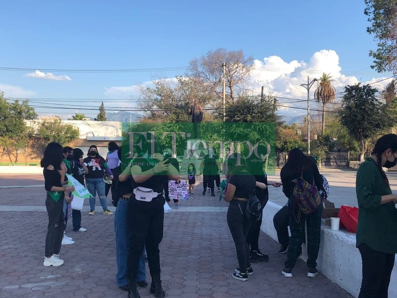 Feministas protestan pacíficamente en la Plaza del Magisterio en Monclova