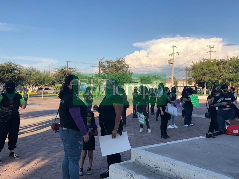 Feministas protestan pacíficamente en la Plaza del Magisterio en Monclova