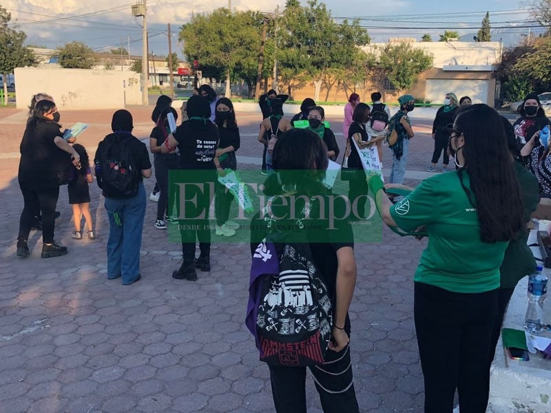 Feministas protestan pacíficamente en la Plaza del Magisterio en Monclova