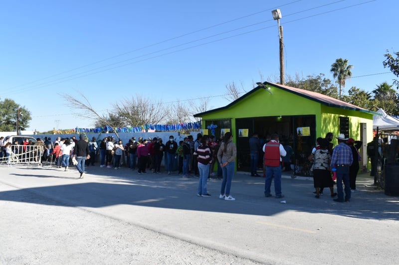 Devotos le ruegan a San Judas Tadeo. Le agradecen milagros