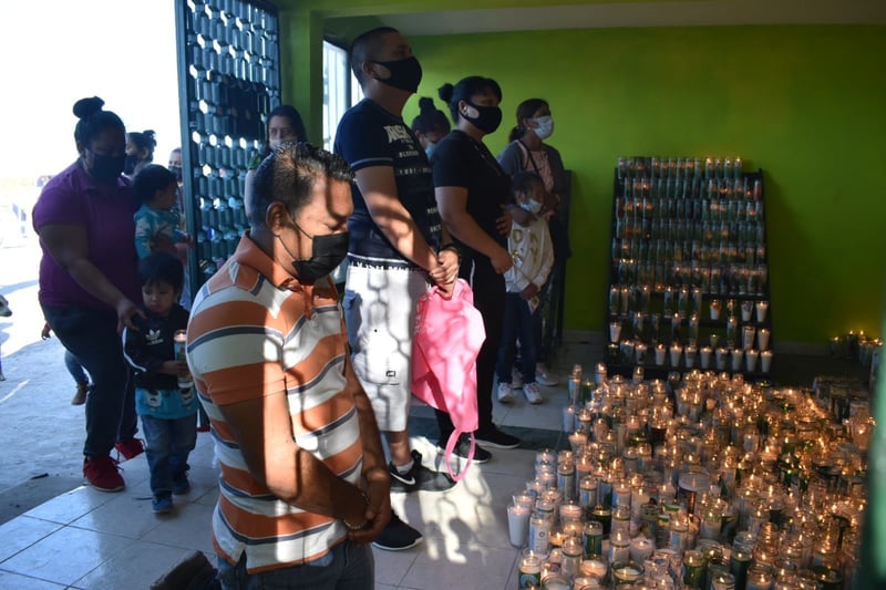 Devotos le ruegan a San Judas Tadeo. Le agradecen milagros