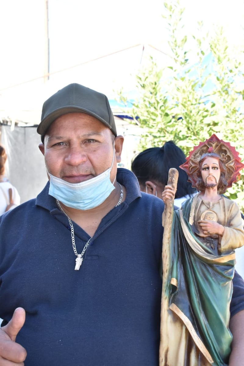 Devotos le ruegan a San Judas Tadeo. Le agradecen milagros