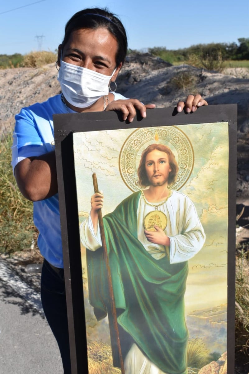 Devotos le ruegan a San Judas Tadeo. Le agradecen milagros