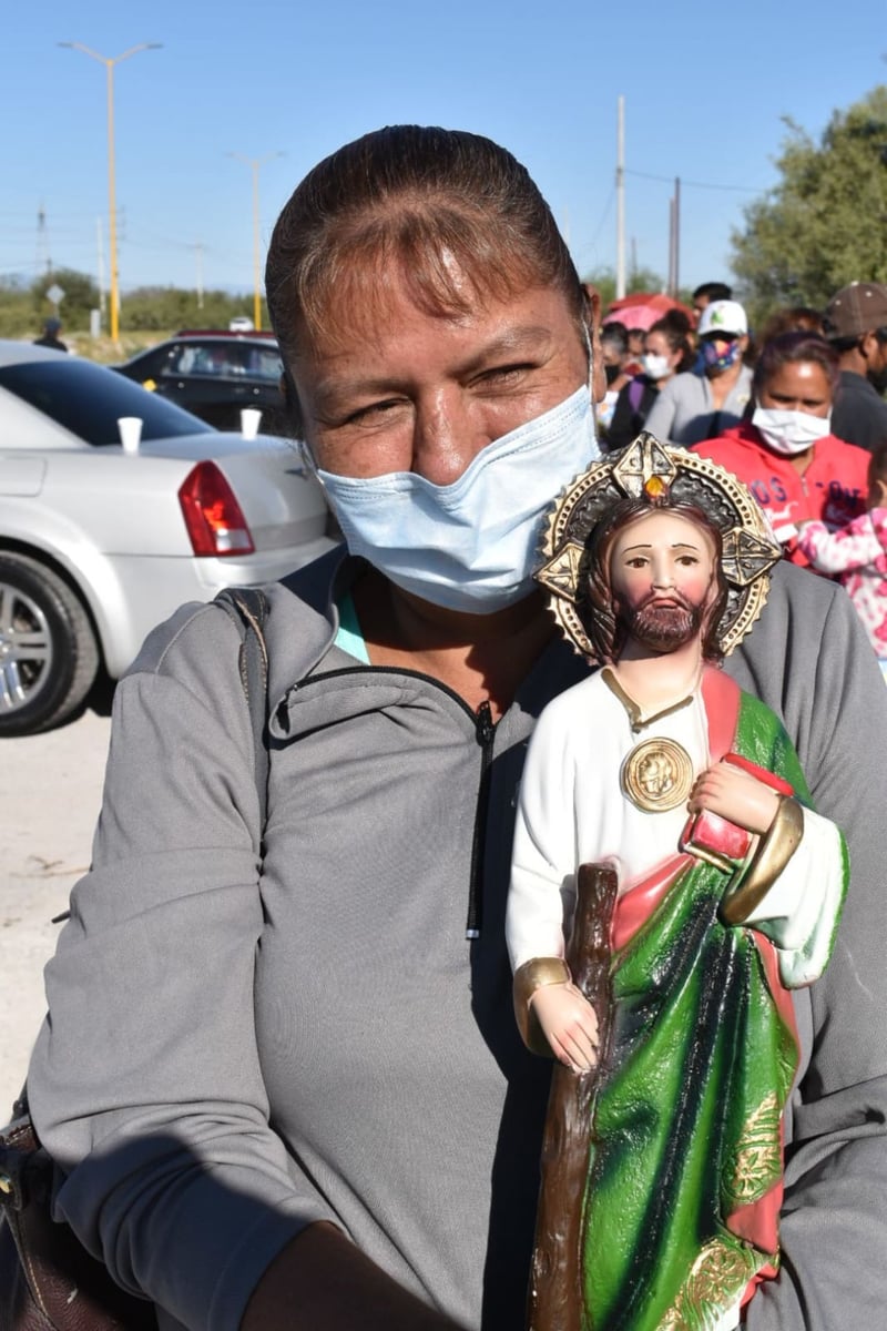 Devotos le ruegan a San Judas Tadeo. Le agradecen milagros