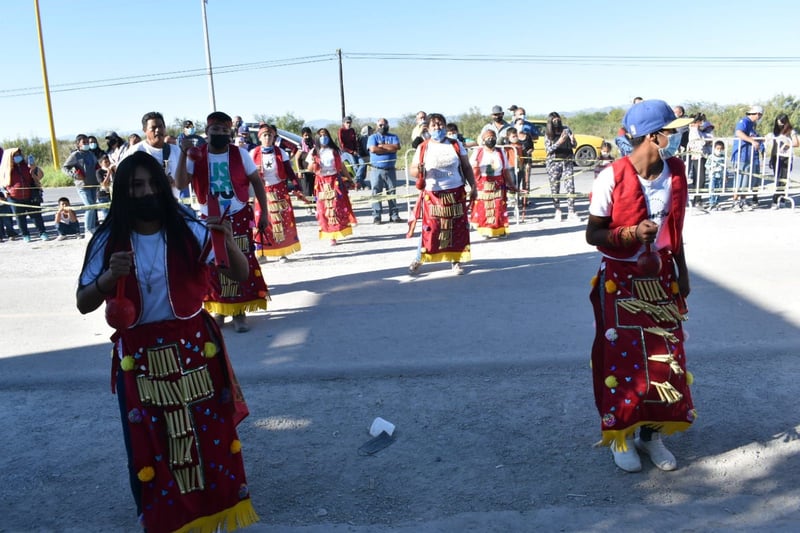 Devotos le ruegan a San Judas Tadeo. Le agradecen milagros