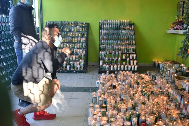 Devotos le ruegan a San Judas Tadeo. Le agradecen milagros