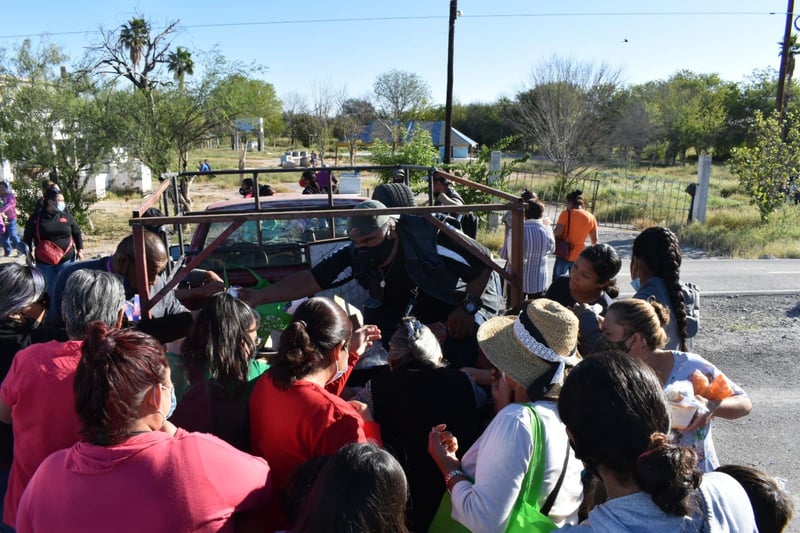 Devotos le ruegan a San Judas Tadeo. Le agradecen milagros