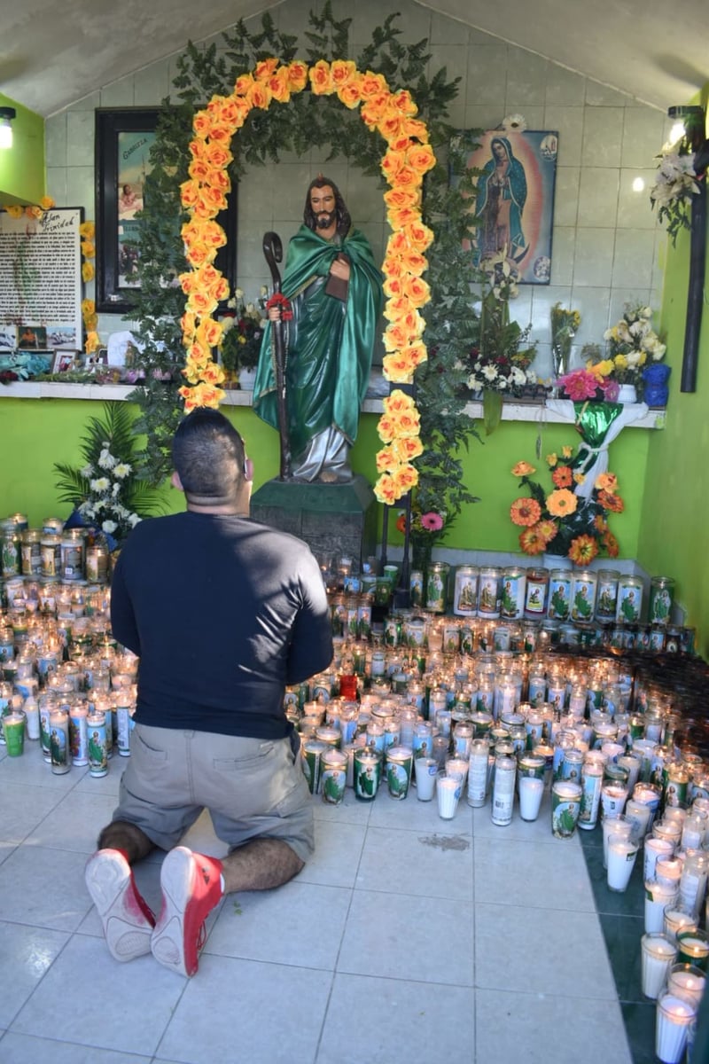 Devotos le ruegan a San Judas Tadeo. Le agradecen milagros