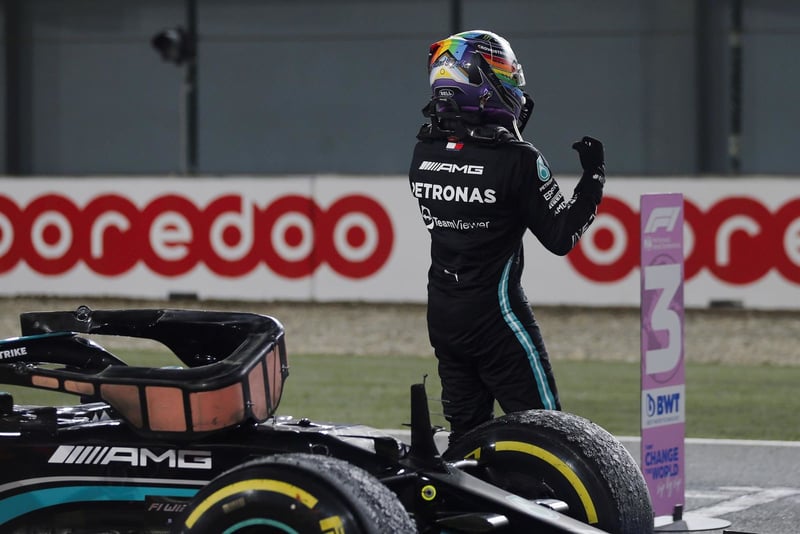 Hamilton gana en Qatar por delante de Verstappen; 'Checo' Pérez queda en cuarto lugar