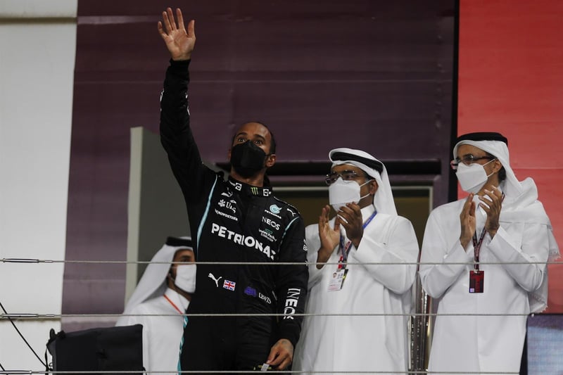 Hamilton gana en Qatar por delante de Verstappen; 'Checo' Pérez queda en cuarto lugar