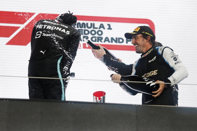 Hamilton gana en Qatar por delante de Verstappen; 'Checo' Pérez queda en cuarto lugar