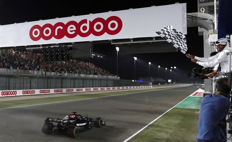 Hamilton gana en Qatar por delante de Verstappen; 'Checo' Pérez queda en cuarto lugar