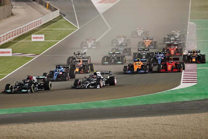 Hamilton gana en Qatar por delante de Verstappen; 'Checo' Pérez queda en cuarto lugar