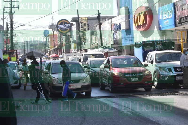 Ciudadanos abarrotan la Zona Centro de Monclova por compras navideñas