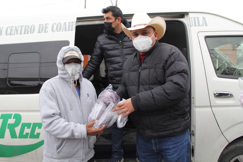 Estudiantes de la UTRCC donan cobertores a familias vulnerables de Monclova