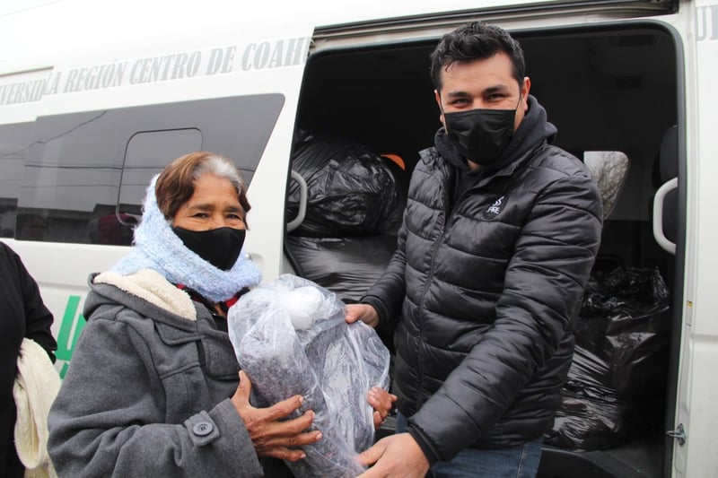 Estudiantes de la UTRCC donan cobertores a familias vulnerables de Monclova