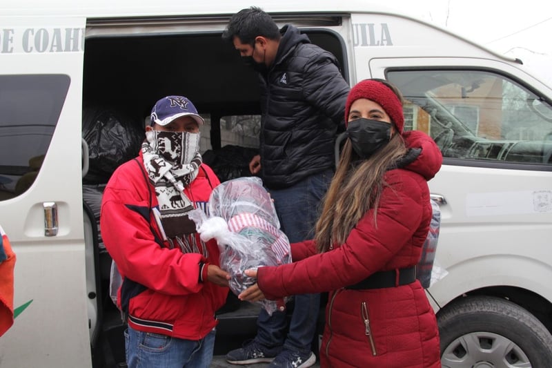 Estudiantes de la UTRCC donan cobertores a familias vulnerables de Monclova