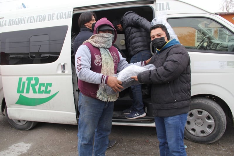 Estudiantes de la UTRCC donan cobertores a familias vulnerables de Monclova