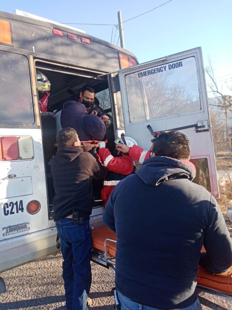 ¡17 trabajadores lesionados!: chocan dos camiones de la empresa Grupo Fox