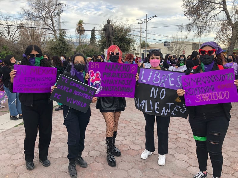 Feministas de Monclova se reúnen en la plaza del Magisterio